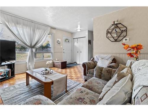 20-32 Glenburn Court, Hamilton, ON - Indoor Photo Showing Living Room