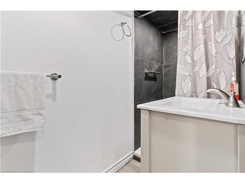 20-32 Glenburn Court, Hamilton, ON - Indoor Photo Showing Bathroom