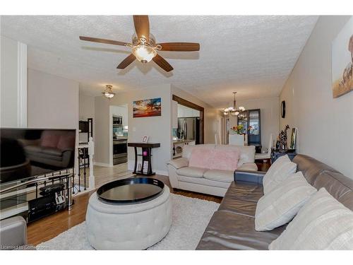 7746 Jubilee Drive, Niagara Falls, ON - Indoor Photo Showing Living Room