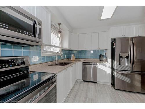 7746 Jubilee Drive, Niagara Falls, ON - Indoor Photo Showing Kitchen With Double Sink With Upgraded Kitchen