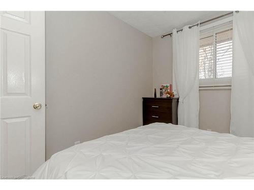 7746 Jubilee Drive, Niagara Falls, ON - Indoor Photo Showing Bedroom