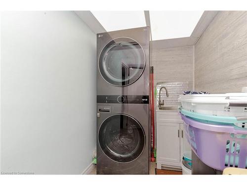 7746 Jubilee Drive, Niagara Falls, ON - Indoor Photo Showing Laundry Room