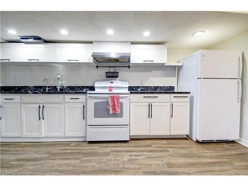 Bsmt-6235 Johnson Drive, Niagara Falls, ON - Indoor Photo Showing Kitchen