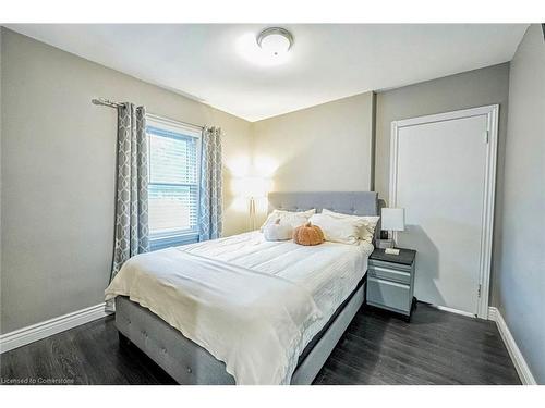 72 Elgin Street S, Cambridge, ON - Indoor Photo Showing Bedroom