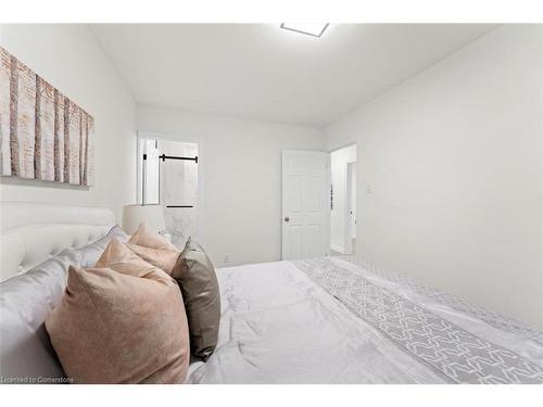 122 Longford Drive, Newmarket, ON - Indoor Photo Showing Bedroom