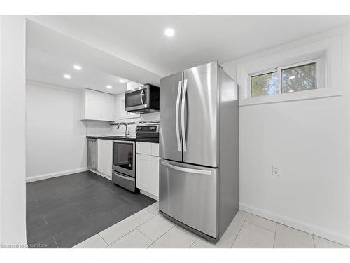 122 Longford Drive, Newmarket, ON - Indoor Photo Showing Kitchen