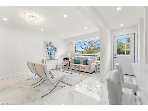 122 Longford Drive, Newmarket, ON - Indoor Photo Showing Living Room