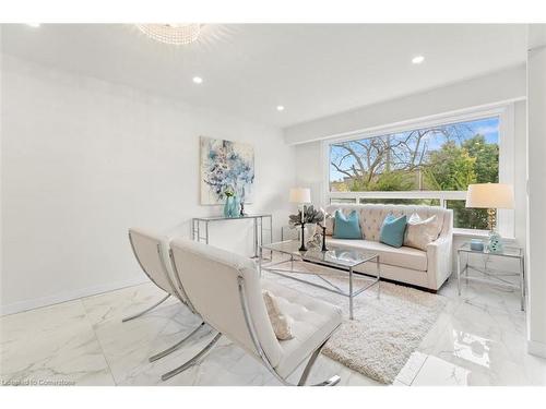 122 Longford Drive, Newmarket, ON - Indoor Photo Showing Living Room