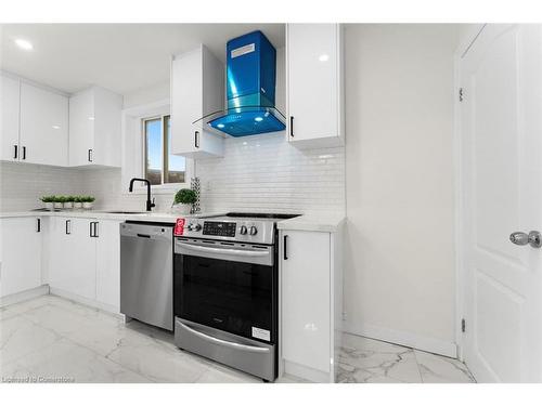 122 Longford Drive, Newmarket, ON - Indoor Photo Showing Kitchen