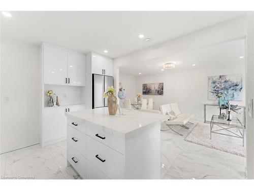 122 Longford Drive, Newmarket, ON - Indoor Photo Showing Kitchen