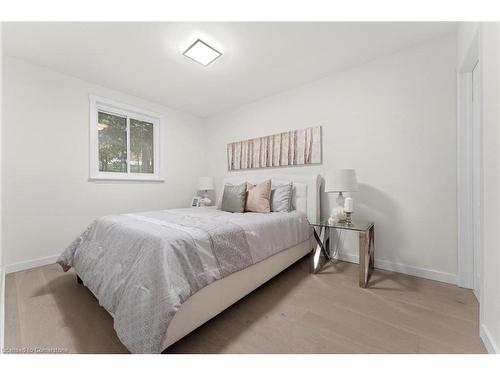 122 Longford Drive, Newmarket, ON - Indoor Photo Showing Bedroom