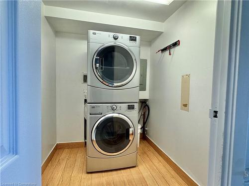 712-5280 Lakeshore Road, Burlington, ON - Indoor Photo Showing Laundry Room