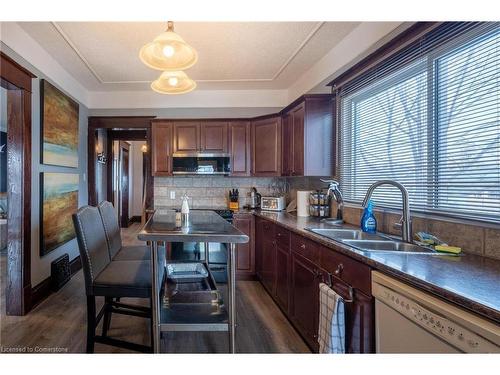 4622 Ferguson Street, Niagara Falls, ON - Indoor Photo Showing Kitchen With Double Sink