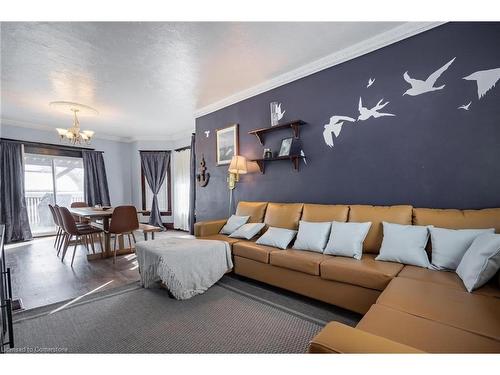 4622 Ferguson Street, Niagara Falls, ON - Indoor Photo Showing Living Room