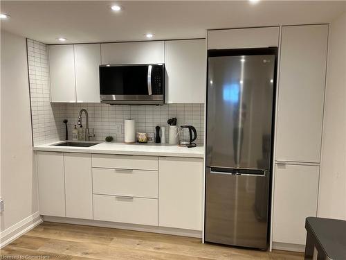 Bsmt-179 Paradise Road N, Hamilton, ON - Indoor Photo Showing Kitchen With Upgraded Kitchen