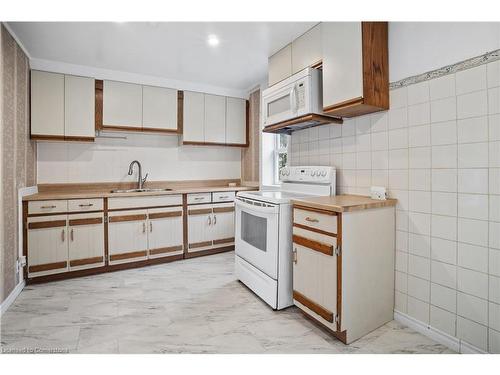 5082 St. Lawrence Avenue, Niagara Falls, ON - Indoor Photo Showing Kitchen With Double Sink