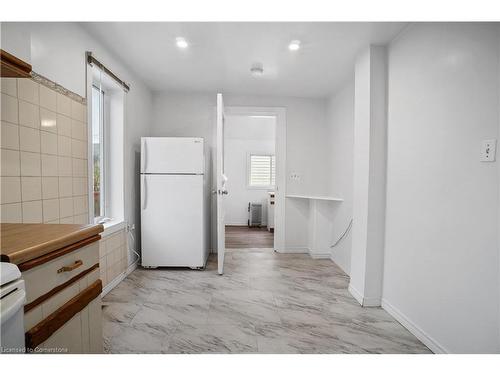 5082 St. Lawrence Avenue, Niagara Falls, ON - Indoor Photo Showing Kitchen