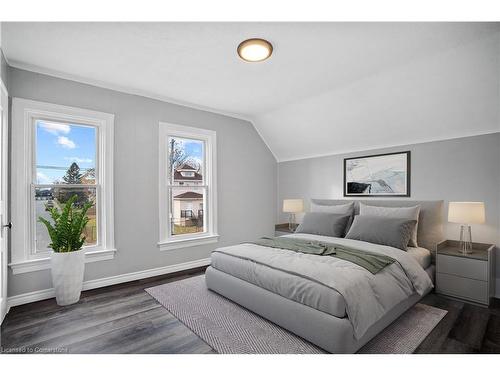 5082 St. Lawrence Avenue, Niagara Falls, ON - Indoor Photo Showing Bedroom