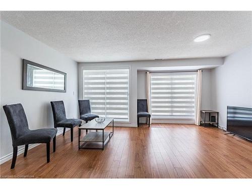 51-245 Bishop Street S, Cambridge, ON - Indoor Photo Showing Living Room