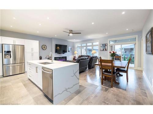 18-9245 Shoveller Avenue, Niagara Falls, ON - Indoor Photo Showing Kitchen With Double Sink With Upgraded Kitchen