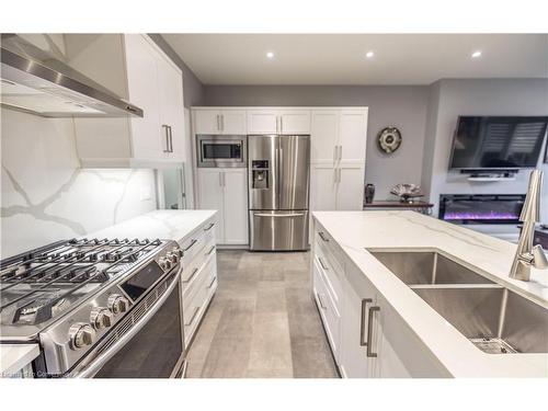 18-9245 Shoveller Avenue, Niagara Falls, ON - Indoor Photo Showing Kitchen