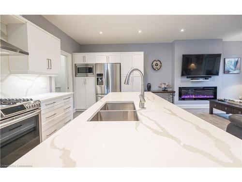 18-9245 Shoveller Avenue, Niagara Falls, ON - Indoor Photo Showing Kitchen With Double Sink With Upgraded Kitchen