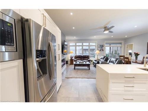 18-9245 Shoveller Avenue, Niagara Falls, ON - Indoor Photo Showing Kitchen