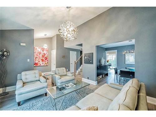 680 Powell Court, Burlington, ON - Indoor Photo Showing Living Room