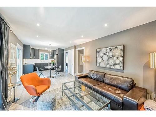 680 Powell Court, Burlington, ON - Indoor Photo Showing Living Room