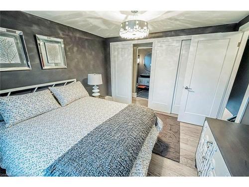 680 Powell Court, Burlington, ON - Indoor Photo Showing Bedroom