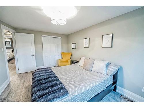 680 Powell Court, Burlington, ON - Indoor Photo Showing Bedroom