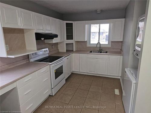 17 Renny Crescent, Middlesex Centre, ON - Indoor Photo Showing Kitchen With Double Sink