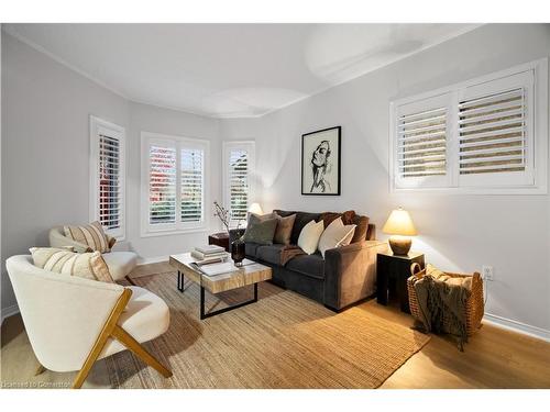 6411 Seaver Road, Mississauga, ON - Indoor Photo Showing Living Room