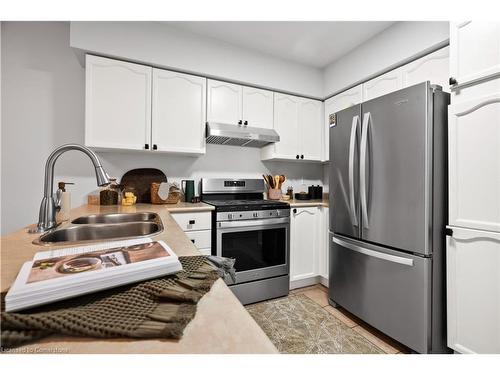 6411 Seaver Road, Mississauga, ON - Indoor Photo Showing Kitchen With Double Sink