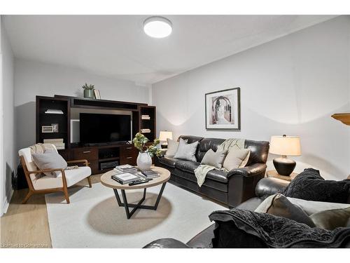 6411 Seaver Road, Mississauga, ON - Indoor Photo Showing Living Room