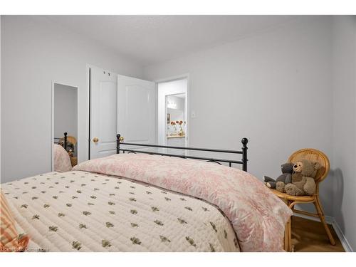 6411 Seaver Road, Mississauga, ON - Indoor Photo Showing Bedroom