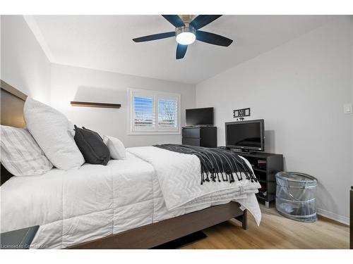 6411 Seaver Road, Mississauga, ON - Indoor Photo Showing Bedroom