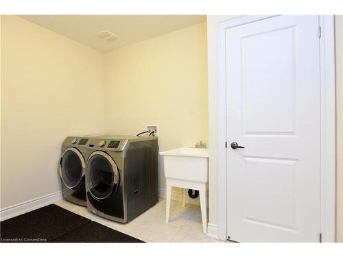 7724 Black Maple Drive, Niagara Falls, ON - Indoor Photo Showing Laundry Room