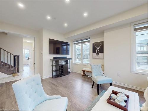 2 Ever Sweet Way, Thorold, ON - Indoor Photo Showing Living Room