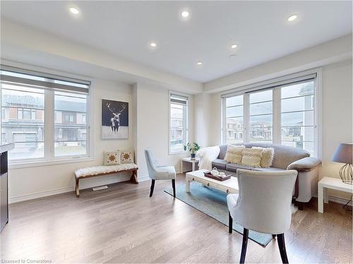 2 Ever Sweet Way, Thorold, ON - Indoor Photo Showing Living Room