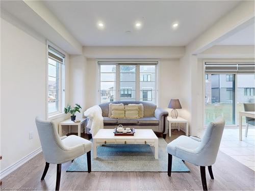 2 Ever Sweet Way, Thorold, ON - Indoor Photo Showing Living Room