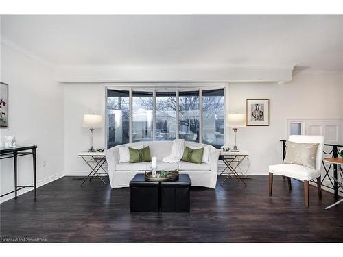 685 Vine Street, St. Catharines, ON - Indoor Photo Showing Living Room