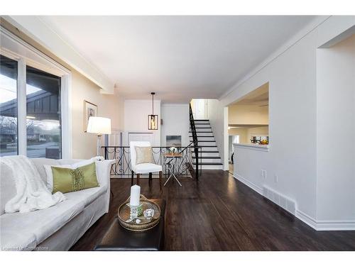 685 Vine Street, St. Catharines, ON - Indoor Photo Showing Living Room