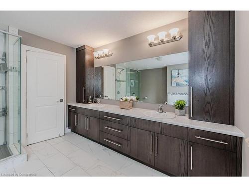 913 River Ridge Court Court, Kitchener, ON - Indoor Photo Showing Bathroom