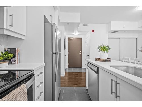 307-215 Broadway Street, Mississauga, ON - Indoor Photo Showing Kitchen