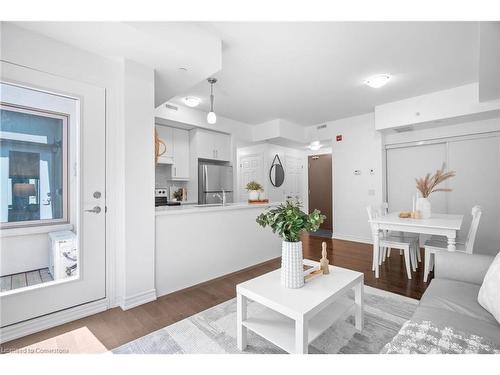 307-215 Broadway Street, Mississauga, ON - Indoor Photo Showing Living Room