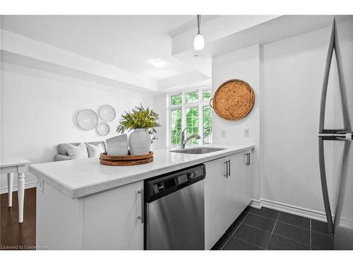 307-215 Broadway Street, Mississauga, ON - Indoor Photo Showing Kitchen