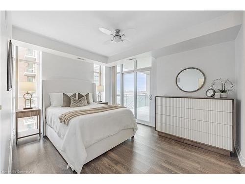 601-360 Pearl Street, Burlington, ON - Indoor Photo Showing Bedroom