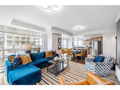 601-360 Pearl Street, Burlington, ON - Indoor Photo Showing Living Room