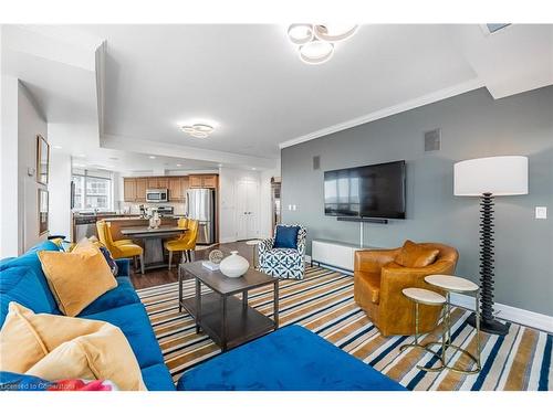 601-360 Pearl Street, Burlington, ON - Indoor Photo Showing Living Room